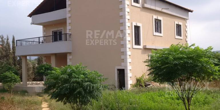 R9-976 Land With Villa For Sale in Bechmizzine – Koura